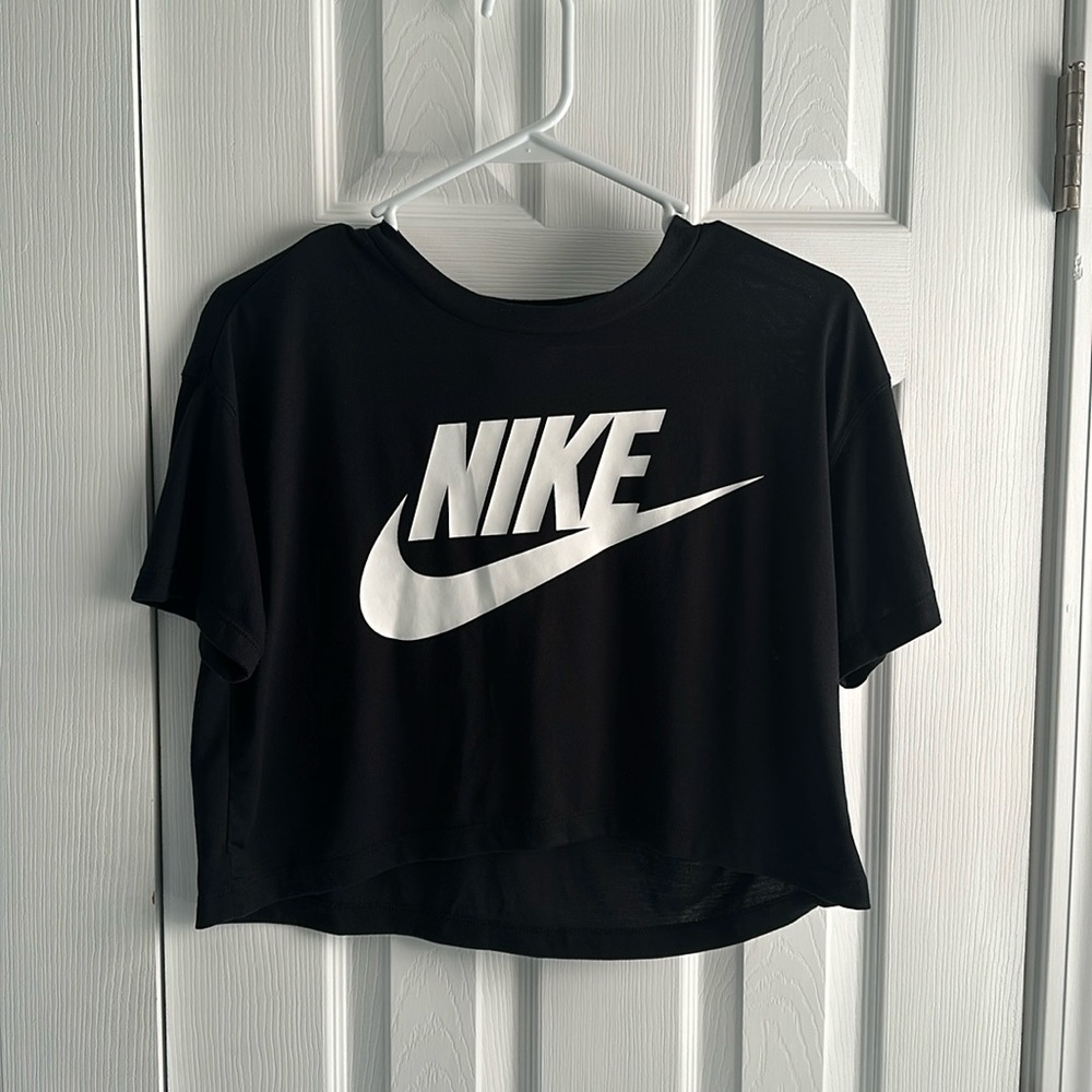 Woman’s Nike crop top size medium